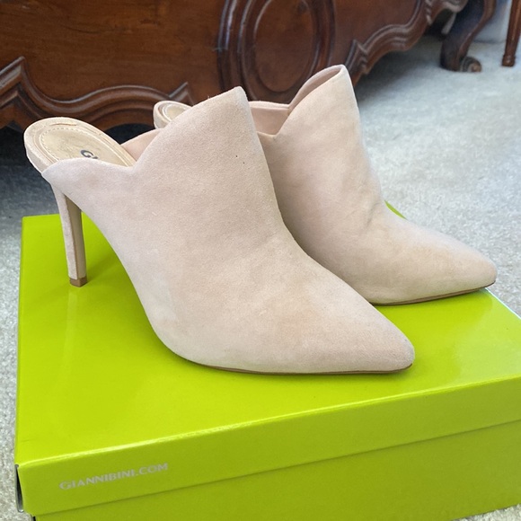 Cute Gianni Bini suede nude pointy toe mule stilettos, 6.5M - Picture 4 of 14